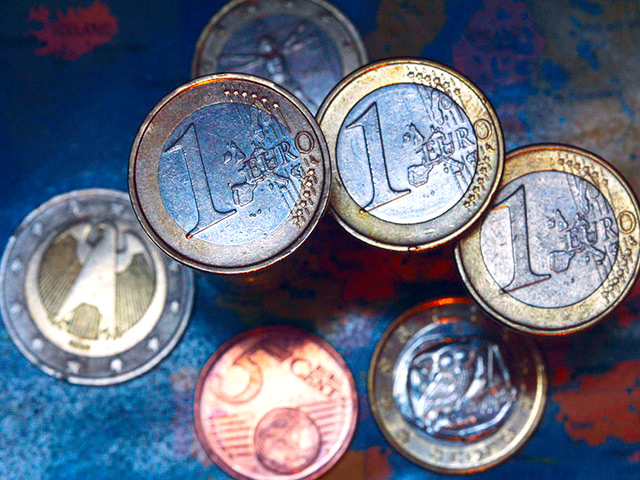 Официальный курс евро к рублю, установленный Центробанком на среду, вырос на 52,70 копейки, до 52,6468 рубля. Курс доллара поднялся на 16,86 копейки, до 41,0501 рубля