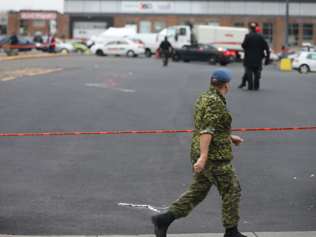 В Канаде подозревают, что трагическая гибель военного под колесами авто городе Сэн-Жан-сюр-Ришелье 20 октября может быть не обычной аварией, а спланированной атакой и местью боевиков "Исламкого государства" за участие в антитеррористической коалиции