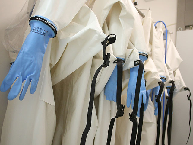 В США на Хэллоуин продают защитный костюм от лихорадки Эбола 