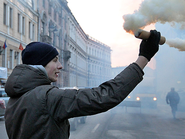 В Санкт-Петербурге вновь возобновились допросы участников протестной акции на Исаакиевской площади 5 марта 2012 года: полиция, судя по всему, пытается найти тех, кто кидал в сотрудников правопорядка, разогнавших митинг, мандарины, фаеры и бутылки