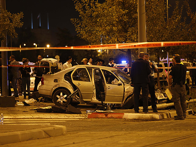 В Иерусалиме араб на автомобиле въехал в толпу людей на остановке. В результате три человека получили тяжелые травмы в том числе - трехмесячный ребенок, который вскоре скончался