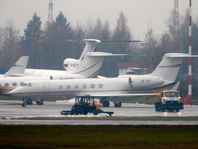 Следственный комитет сообщил о задержании четырех работников аэропорта Внуково в связи с крушением самолета Falcon, который столкнулся со снегоуборочной машиной. Они допрошены в статусе подозреваемых