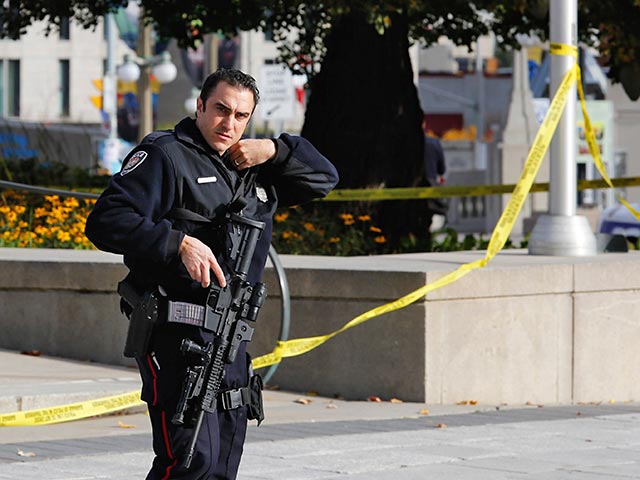 Страны международной коалиции по борьбе с боевиками группировки "Исламское государство" приняли дополнительные меры по охране важных объектов после стрельбы, открытой исламистом в канадской Оттаве