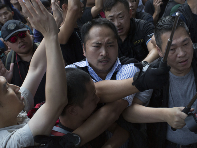 Полиция Гонконга в четверг утром сообщила о задержании восьми человек в деловом районе Монгкок, который уже более 20 дней оккупирован протестующими