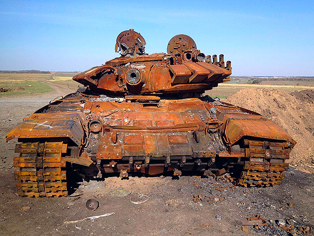 Журналисты из Reuters обнаружили в зоне боевых действий на востоке Украины два сгоревших российских танка