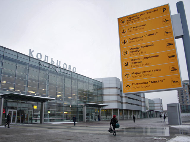 Новый инцидент, связанный со столкновением самолета и дорожной техники, произошел на этот раз в екатеринбургском аэропорту "Кольцово": здесь в стоявший самолет врезался погрузчик багажа