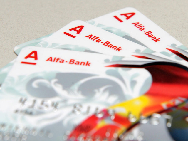 "Альфа-банк" превзошел ВТБ 24 по размеру портфеля кредитных карт и стал четвертым на этом рынке, поднявшись с пятого места, следует из отчетов банков за сентябрь