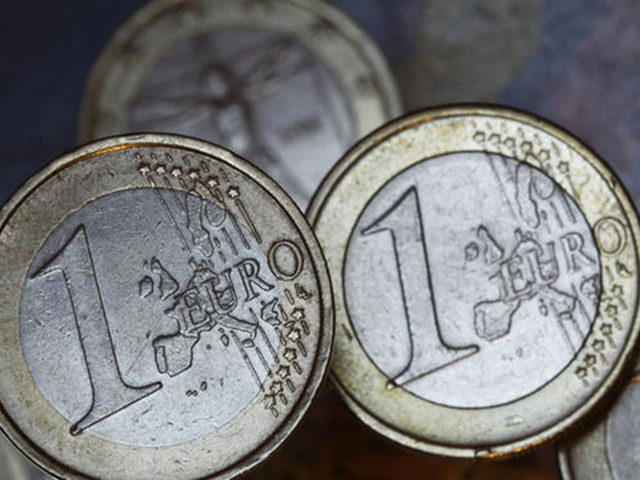 Евро впервые взлетел до 53 рублей несмотря на масштабные интервенции ЦБ 