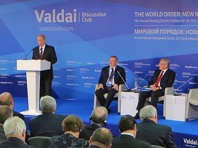 Выступая на международном форуме "Валдай" в Сочи, президент Владимир Путин, которого российские чиновники накануне фактически отождествляли с Россией, пообещал участникам говорить откровенно и жестко