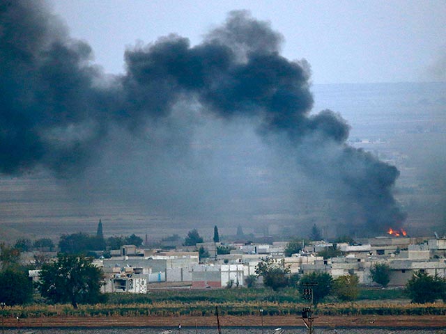Курдские силы самообороны перешли сегодня в контрнаступление в сирийском городе Кобани на границе с Турцией и освободили несколько районов от боевиков экстремистской группировки "Исламское государство"