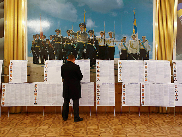 Всего на территории Украины созданы 32086 избирательных участков. За рубежом открыты 112 участков, больше всего - в России (6), Германии (5), США, Польше и Германии - по 4. Первыми, в полночь по киевскому времени, начали голосовать украинцы в Австралии