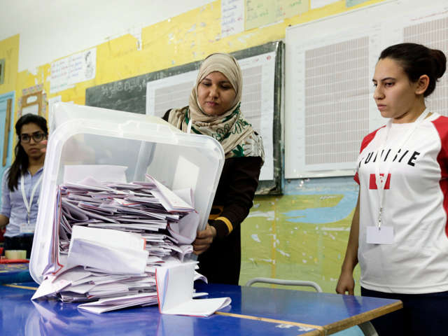 Проголосовали 60% избирателей. Лидеры гонки - исламистская "Ан-Нахда" ("Возрождение") и светская "Нидаа Тунис" ("Призыв Туниса"). Результаты голосования должны быть объявлены Высшей независимой инстанцией по выборам (Центризбирком) Туниса не позднее 30 ок