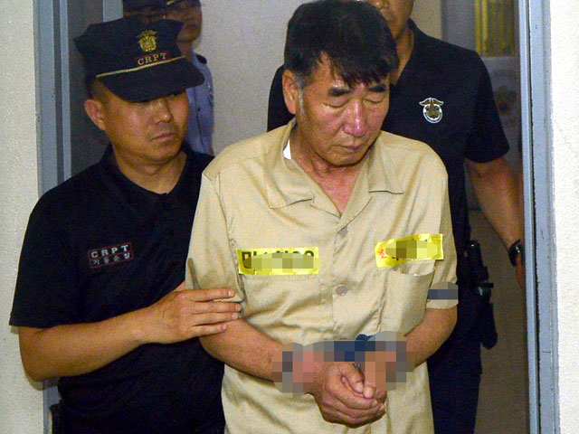 В Южной Корее на заседании суда прокуратура потребовала смертной казни для капитана парома "Севол", в результате крушения которого в апреле погибли 304 человека. 68-летний Ли Чжун Сок обвиняется в непредумышленном убийстве