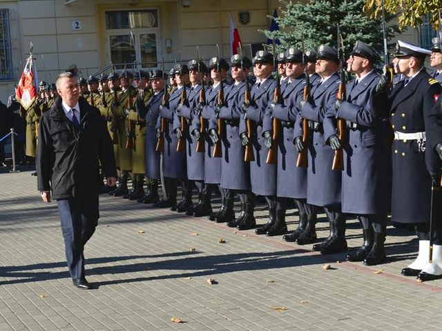 К 2017 году, как анонсировал вице-премьер и министр обороны страны  Томаш Семоняк, укомплектованность трех военных баз на востоке увеличится с нынешних 30% до 90%