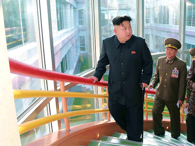 Лидер КНДР Ким Чен Ын восстанавливается после операции по удалению кисты на правой лодыжке