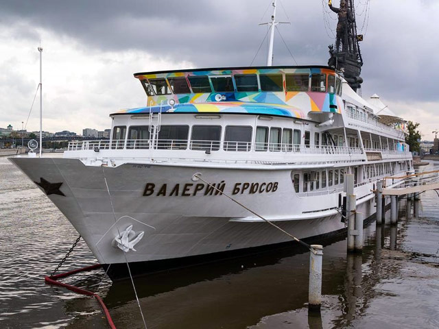 Судебные приставы опечатали корабль "Брюсов", пришвартованный к Крымской набережной в центре Москвы, весьма оперативно выставив оттуда всех торговцев