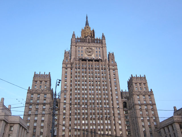 Дипломаты из РФ регулярно сталкиваются в США с "вербовочными подходами", заявили в российском МИДе