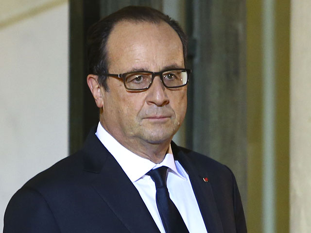 Президент Франции Франсуа Олланд во время посещения культурного центра в Париже подвергся атаке активисток женского движения FEMEN