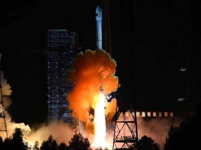 Миссия стартовала 24 октября, ее задача - отработать технологию возвращения аппарата для "Чанъэ-5" - пятого китайского лунного зонда, который в 2017 году отправится к спутнику Земли за образцами лунного грунта