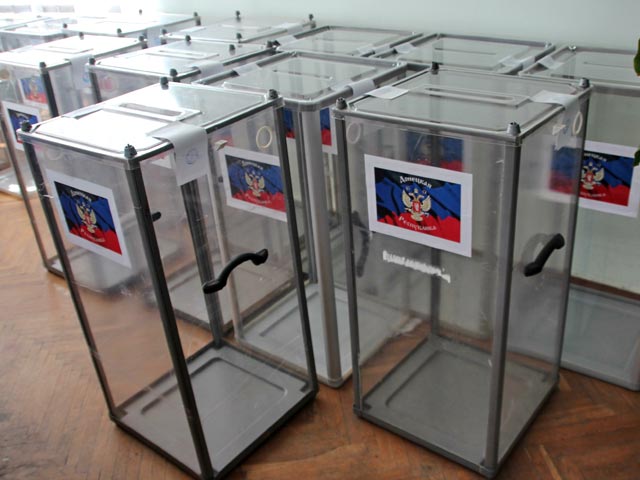 В Киеве продолжают настаивать на том, что выборы на Донбассе должны состояться 7 декабря согласно закону об особом статусе региона, однако, по данным газеты "Коммерсант", это противоречит секретному приложению к минским соглашениям