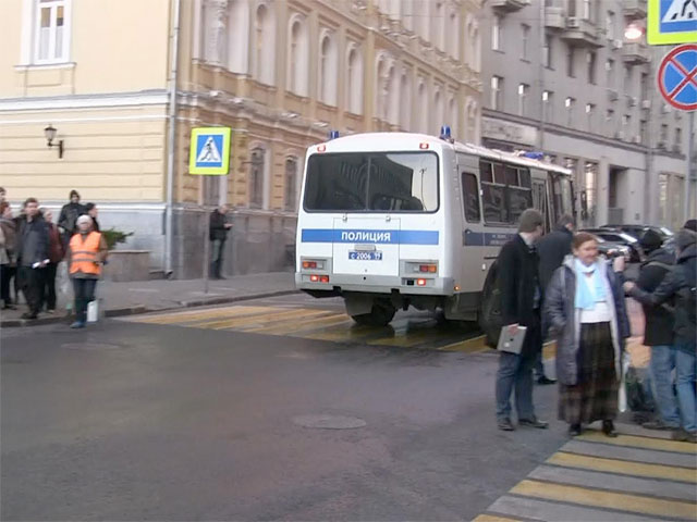 У здания мэрии Москвы состоялась акцию протеста, организованная медицинскими работниками. Сотрудники полиции начали задерживать митингующих - не менее семи человек оказались в полицейском автобусе