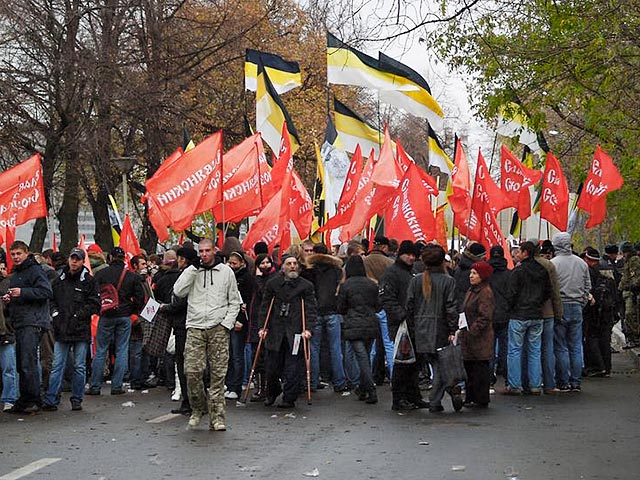 Особой популярностью 4 ноября пользуется у русских националистов, консерваторов и православных верующих, проводящих в этот день свои шествия