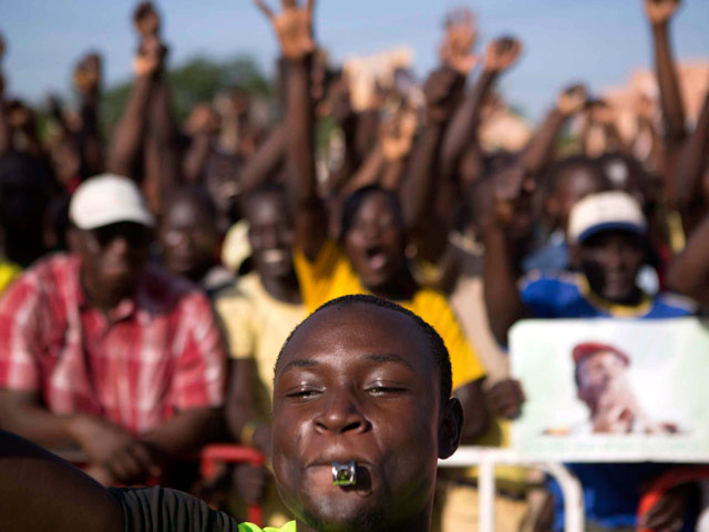 В городе Уагадугу, столице Буркина-Фасо, оппозиционеры, требуя отставки президента Блэза Компаоре, подожгли ряд правительственных зданий