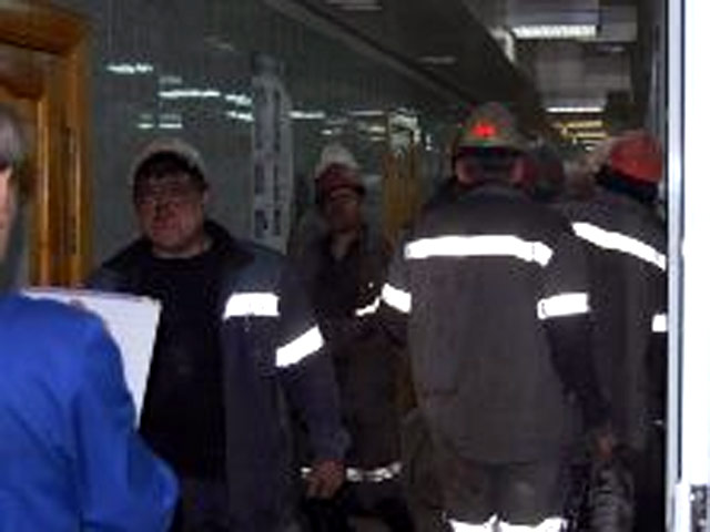 В городе Березовский Кемеровской области на шахте "Первомайская" произошло задымление. Спасатели начали разбор перемычки в отработанном пространстве шахты, из-за которой, как установлено, идет дым