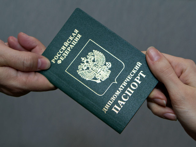 Членов Совета Федерации вслед за депутатами Госдумы попросят сдать на хранение свои дипломатические паспорта