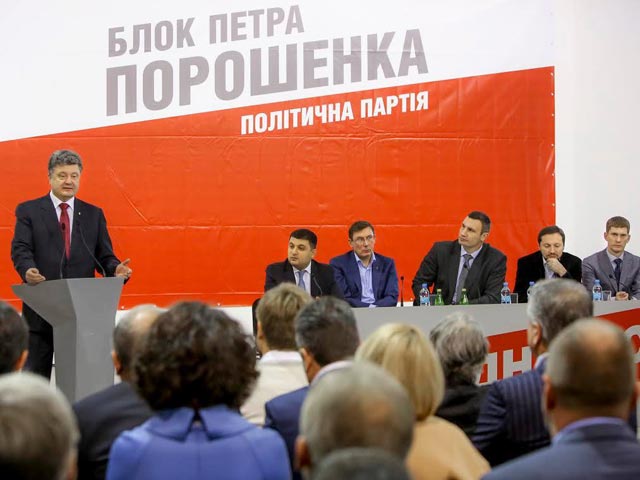 Президент Украины Петр Порошекно на встрече со своей партией, которая носит название "Блок Петра Порошенко", предложил оставить на посту премьера Арсения Яценюка