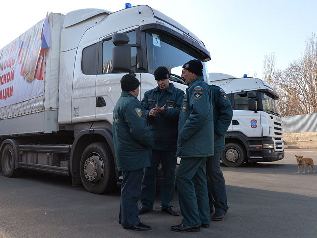 Сотрудники МЧС России во время разгрузки колонны грузовиков с российской гуманитарной помощью в Донецке