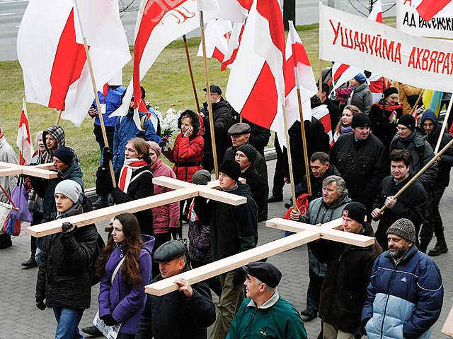 Представители белорусской оппозиции в воскресенье проводят в Минске санкционированные властями митинг и шествие, посвященные дню поминания предков "Деды" ("Дзяды")