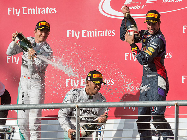 Британский пилот команды Mercedes Льюис Хэмилтон одержал десятую победу в сезоне на чемпионате мира по автогонкам в классе "Формула-1", первенствовав на Гран-при США. Вторым стал его партнер по команде немец Нико Росберг