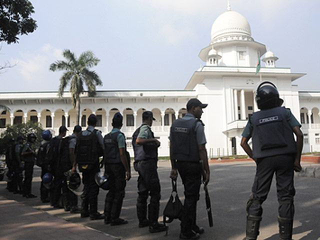 Верховный суд Бангладеш поддержал в понедельник, 3 ноября, смертный приговор, вынесенный одному из лидеров крупнейшей в стране исламистской партии "Джамаат-и Ислами" Мохаммаду Камаруззаману, выполнявшему в ней функции заместителя руководителя
