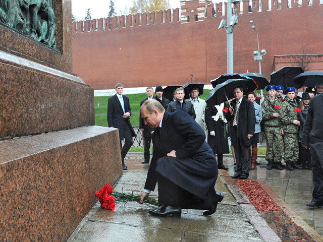 Владимир Путин на церемонии возложения цветов в честь Дня народного единства на Красной площади к памятнику Минину и Пожарскому 4 ноября 2013 года