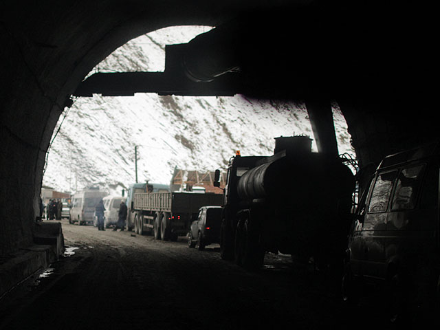 В среду, 5 ноября, после масштабной реконструкции был открыт Рокский тоннель, связывающий Северную и Южную Осетию и входящий в Транскавказскую магистраль