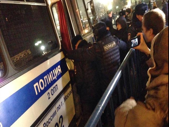 В центре Москвы задержали участников акции, выступавших против войны на востоке Украины
