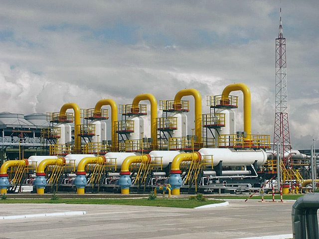 Украина, по данным "Газпрома", в ноябре-декабре 2014 года намерена купить у РФ 4 млрд кубометров газа. Его стоимость с учетом цены 378 долларов составит 1,512 млрд долларов