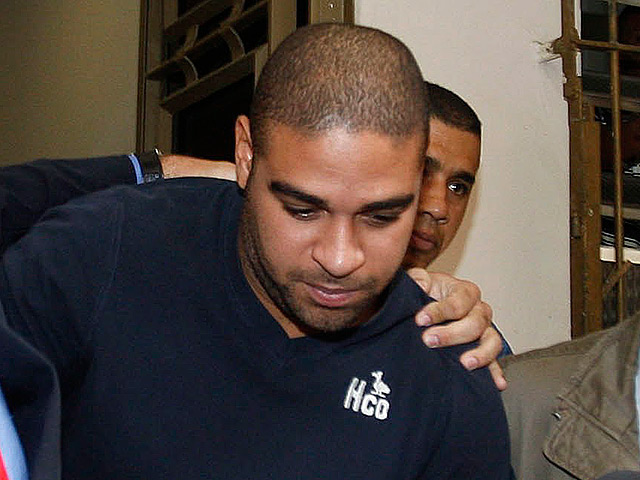 Суд снял с бывшего нападающего миланского "Интера" бразильца Адриано обвинения по делу о незаконном обороте наркотиков. Скандальному форварду грозило до 25 лет лишения свободы