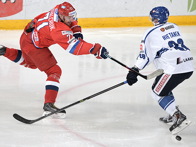 Сборная России по хоккею потерпела разгромное поражение со счетом 2:6 от команды Финляндии на Кубке Карьяла, который проходит в Хельсинки