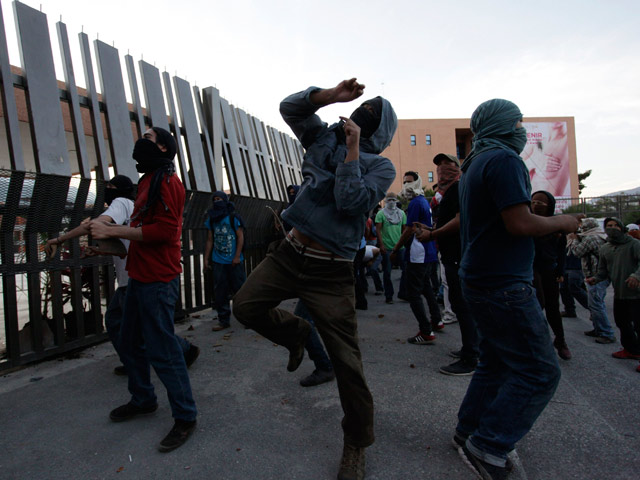 Сотни студентов и преподавателей в субботу атаковали здание правительства штата Герреро в мексиканском городе Чильпансинго, требуя найти пропавших в Игуале студентов