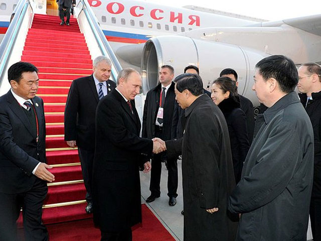 Владимир Путин приехал в Пекин на саммит АТЭС, планируя подписать с властями КНР "огромный пакет документов" Владимир Путин приехал в Пекин на саммит АТЭС, планируя подписать с властями КНР "огромный пакет документов"