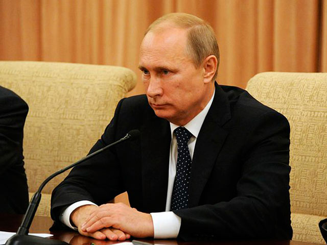 По словам Путина, в последние годы отношения между двумя странами "развиваются весьма успешно и в экономике, и в политической сфере". "Имею в виду и возобновление переговоров по заключению мирного договора"