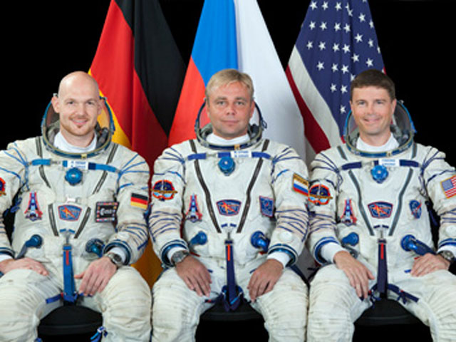 На Землю вернется командир МКС Максим Сураев, а также бортинженеры - астронавт НАСА Рид Вайзман и астронавт Европейского космического агентства Александр Герст