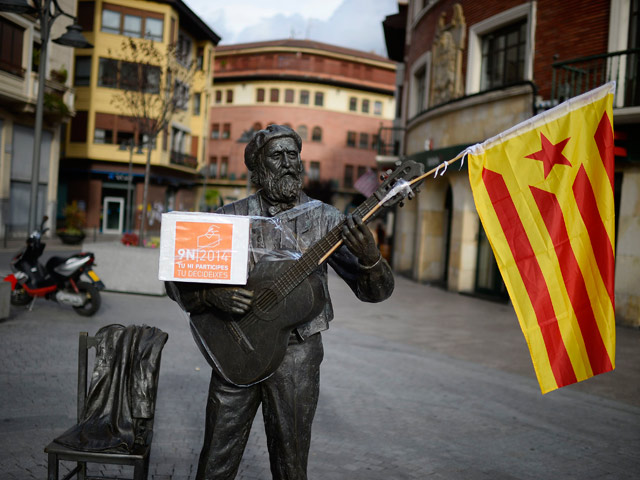 В Каталонии, испанской провинции, многие жители которой хотят отделиться от Испании, сегодня, 9 ноября, проходит опрос общественного мнения по поводу статуса региона, не имеющий юридической силы