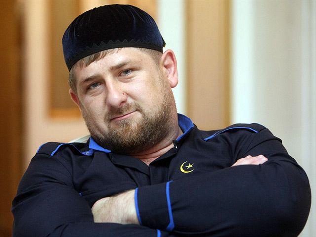"Я уже поручил заказать себе YotaPhone 2. Уверен, что и вы так поступите", - сообщил Кадыров в микроблоге.