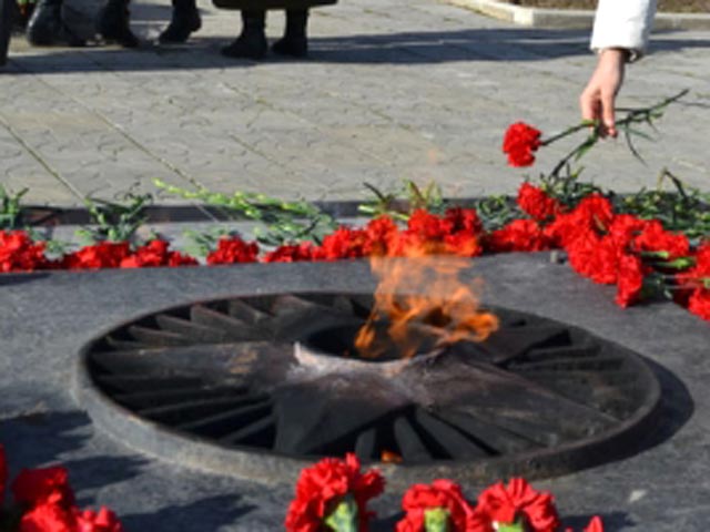 В Крымске завели дело на вандалов за поджигание венков, выложенных в форме свастики, рядом с вечным огнем
