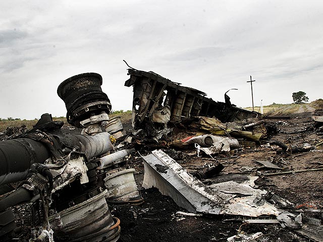 Военные Украины постоянно обстреливают территорию в районе крушения Boeing в Донбассе, а это не позволяет в полном мере исследовать место катастрофы