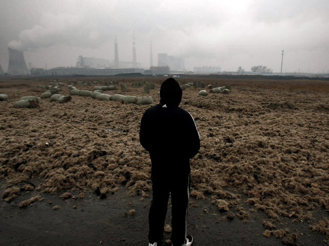 Китайский Национальный совет по ресурсам заявил, что 670 тысяч человек погибли в Китае в 2012 году из-за загрязнения воздуха, которое было вызвано токсичными выбросами