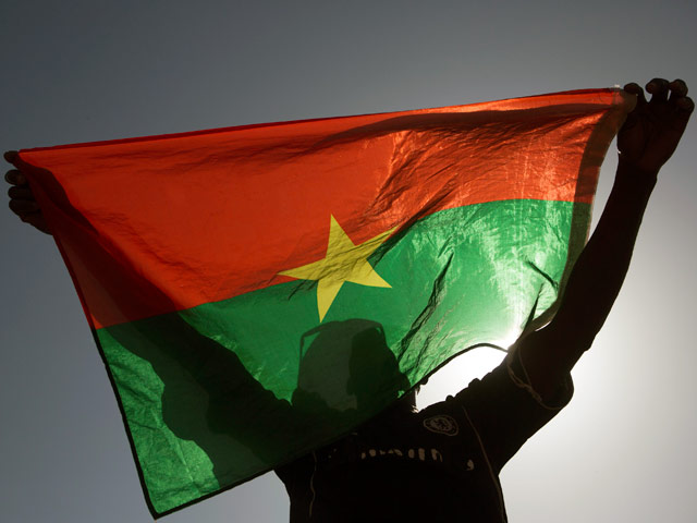 Политики, представители гражданских и религиозных групп в Буркина-Фасо достигли соглашения по поводу переходного периода до выборов 2015 года